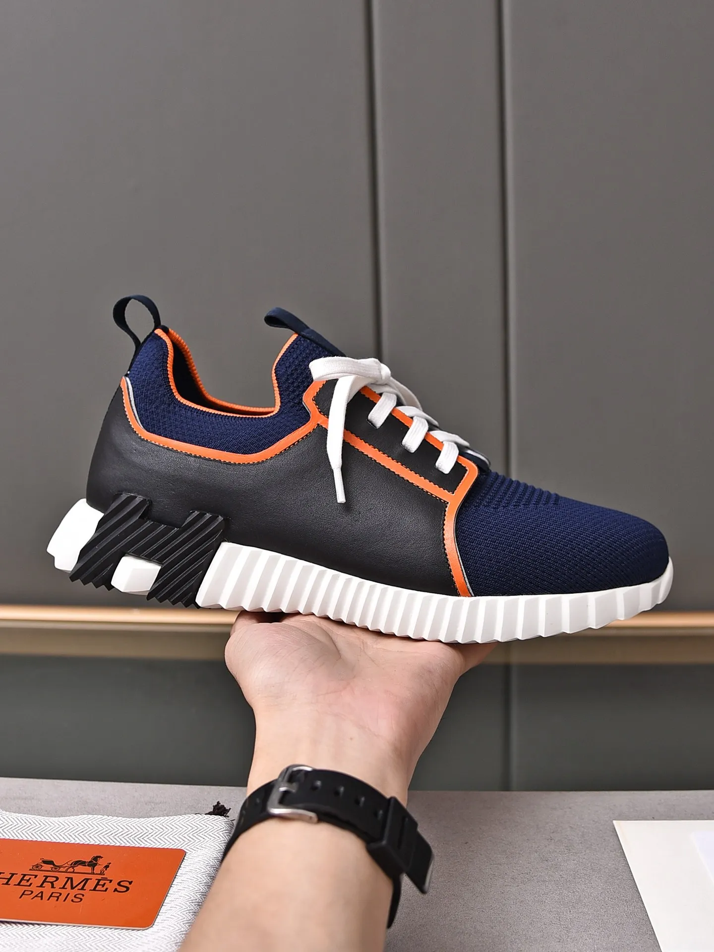 Factory price PP600 [Hermes] fe new arrival~ New Bouncing sneakers are the most comfortable shoes from Hermès, no one else⃣️. They are very light on the feet and look great. You won’t feel tired even when you go shopping and running around. 👍 Very light and comfortable, very light, suitable for both sports and leisure, and feel great when you step on them! It’s up to you to choose, there’s always what you want~ ✔️Fabric: Imported first-layer cowhide + high-elastic fly weave ✔️Inner lining: Imported water-dyed cow lining ✔️Outsole: Seamless combination of IP+TPU (multi-color letters) German technology irradiation machine ✔️Code number: Male 38-44 (45 customized)